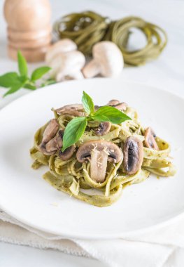 Mantarlı ıspanak fettuccine