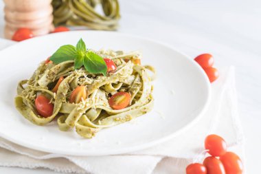 ıspanak fettuccine domates ile