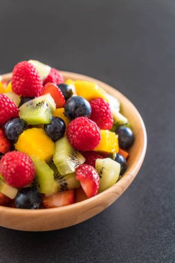 karışık taze meyve (çilek, ahududu, yaban mersini, kivi, mang