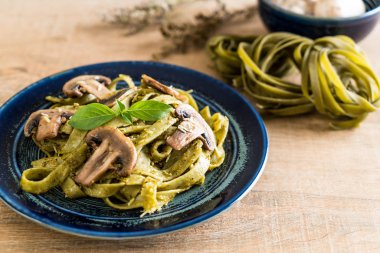 Mantarlı ıspanak fettuccine
