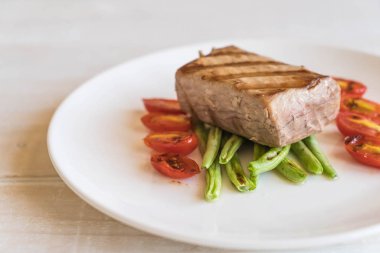 Tuna biftek salatası ile