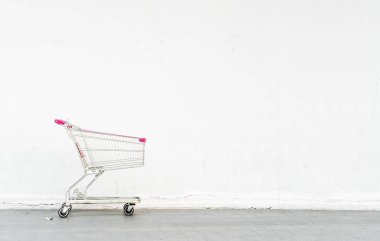 beyaz duvar ile alışveriş sepeti