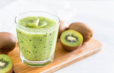 Sağlıklı taze kivi smoothie cam
