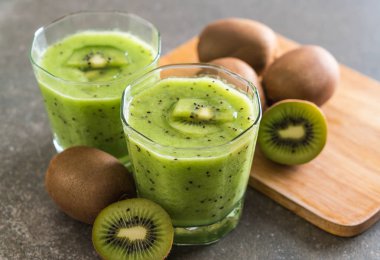 Sağlıklı taze kivi smoothie cam