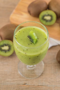 Sağlıklı taze kivi smoothie cam