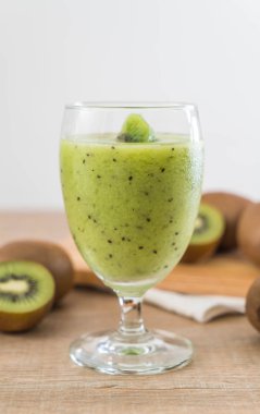 Sağlıklı taze kivi smoothie cam