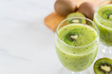 Sağlıklı taze kivi smoothie cam