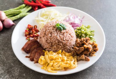 Pirinç ve karides ezmesi.