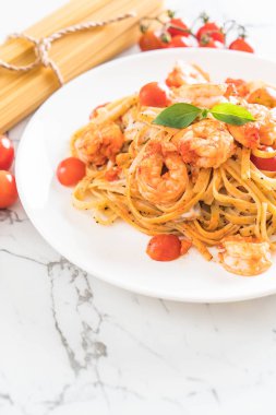 Spagetti karides, domates, fesleğen ve peynir ile 