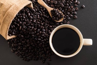 Kahve fincanı ve fasulye