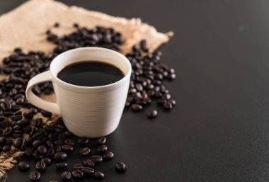 Kahve fincanı ve fasulye