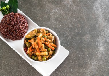 Domuz eti ve berry pirinç Panaeng köri