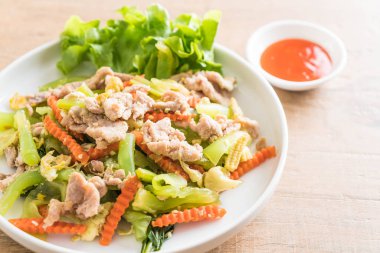 Tavada kızartılmış Shanghai Noodle domuz eti ile