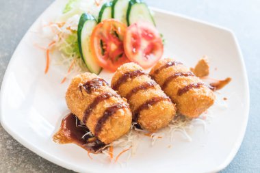 Kızarmış patates Tonkatsu sos ile