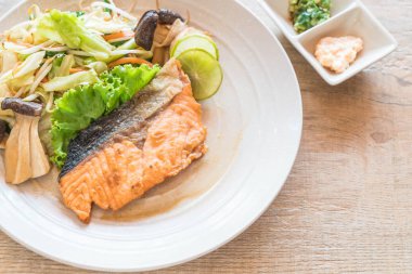 sebze ile kızarmış som balığı biftek