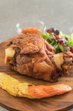 Gevrek domuz knuckle veya Alman domuz Hocks