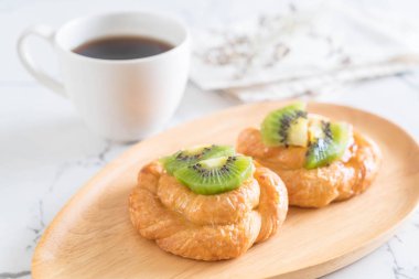 kivi pasta plaka üzerinde