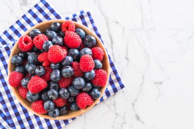 taze yaban mersini ve rasberry 