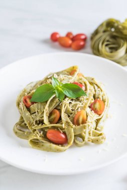 ıspanak fettuccine domates ile