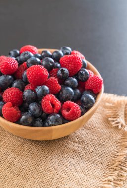 taze yaban mersini ve rasberry 