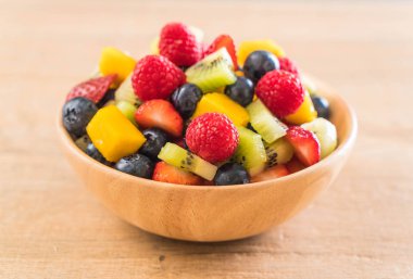karışık taze meyve (çilek, ahududu, yaban mersini, kivi, mang