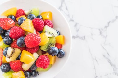 karışık taze meyve (çilek, ahududu, yaban mersini, kivi, mang