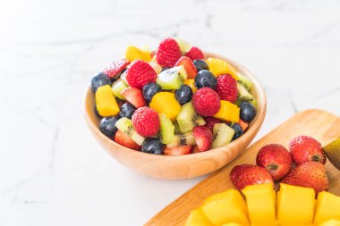 karışık taze meyve (çilek, ahududu, yaban mersini, kivi, mang