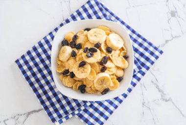 muz, Kuru üzüm ve süt ile tahıl 