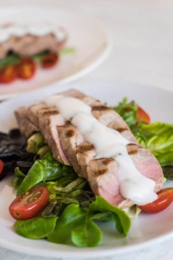 Tuna biftek salatası ile