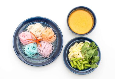 erişte ile balık köri sos ve sebze 