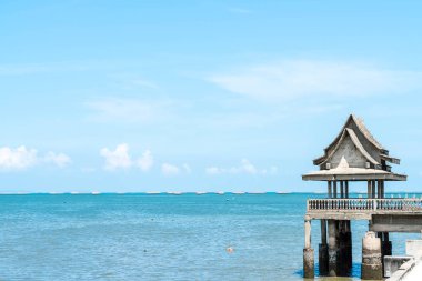 Deniz kumsalda köşk