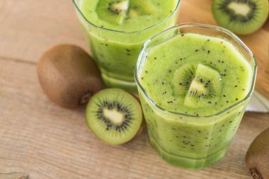 Sağlıklı taze kivi smoothie cam