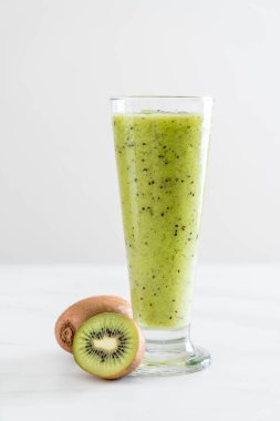 Sağlıklı taze kivi smoothie cam