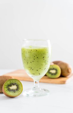 Sağlıklı taze kivi smoothie cam
