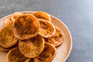 kurutulmuş rendelenmiş domuz etinin pirinç kraker