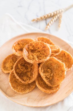 kurutulmuş rendelenmiş domuz etinin pirinç kraker