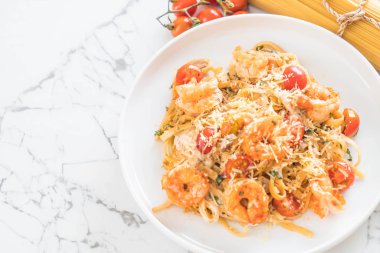 Spagetti karides, domates, fesleğen ve peynir ile 