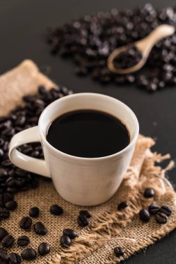 Kahve fincanı ve fasulye