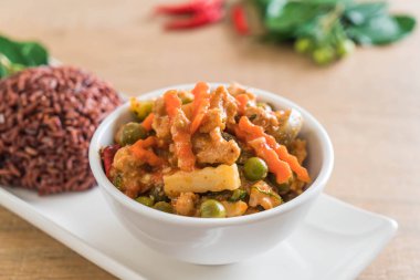 Domuz eti ve berry pirinç Panaeng köri