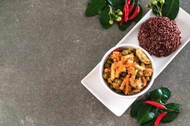 Domuz eti ve berry pirinç Panaeng köri