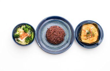 Haşlanmış balık köri ile yapıştırın ve pirinç berry