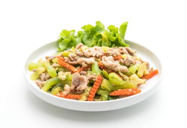Tavada kızartılmış Shanghai Noodle domuz eti ile