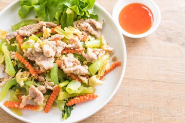 Tavada kızartılmış Shanghai Noodle domuz eti ile