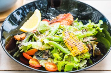 ızgara somon salata