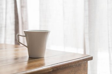 Masanın üzerinde bir kahve fincanı.