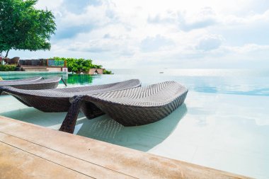 Güzel lüks şemsiye ve sandalye etrafında Açık Yüzme Havuzu