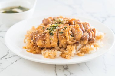 Teriyaki tavuk miso çorbası ile tepesinde pirinç