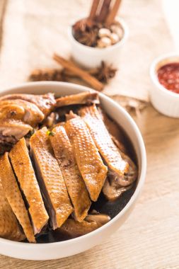 pot demlenmiş Ördek sosu ve ingradients ile