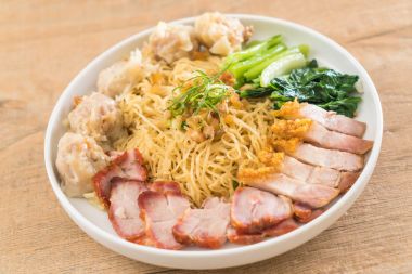 Yumurta noodle kırmızı kızarmış domuz, gevrek domuz eti, köfte ve çorba ile 