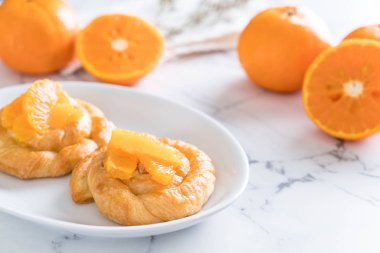 Turuncu plaka üzerinde tart